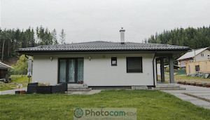 bungalov s bielou fasadou, čierna strecha na kysuciach v prírode