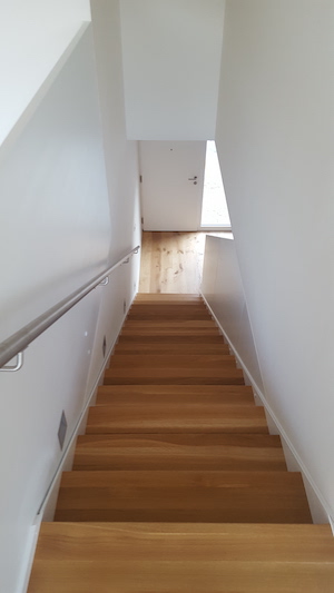 interiér drevené schody