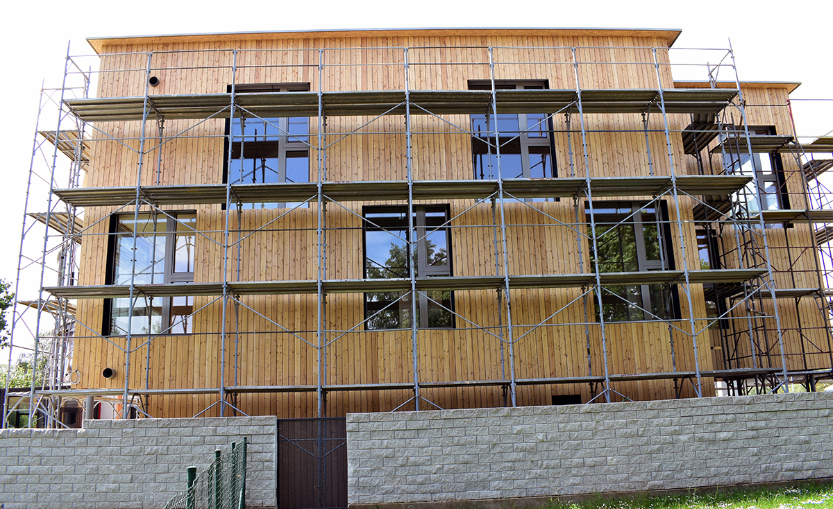 drevena hruba stavba z CLT paneholov, exterier osadzovanie velkych okien, zadny pohlad
