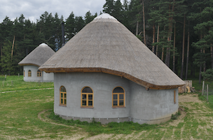 hlinený dom so slamenou strechou v Tatrách
