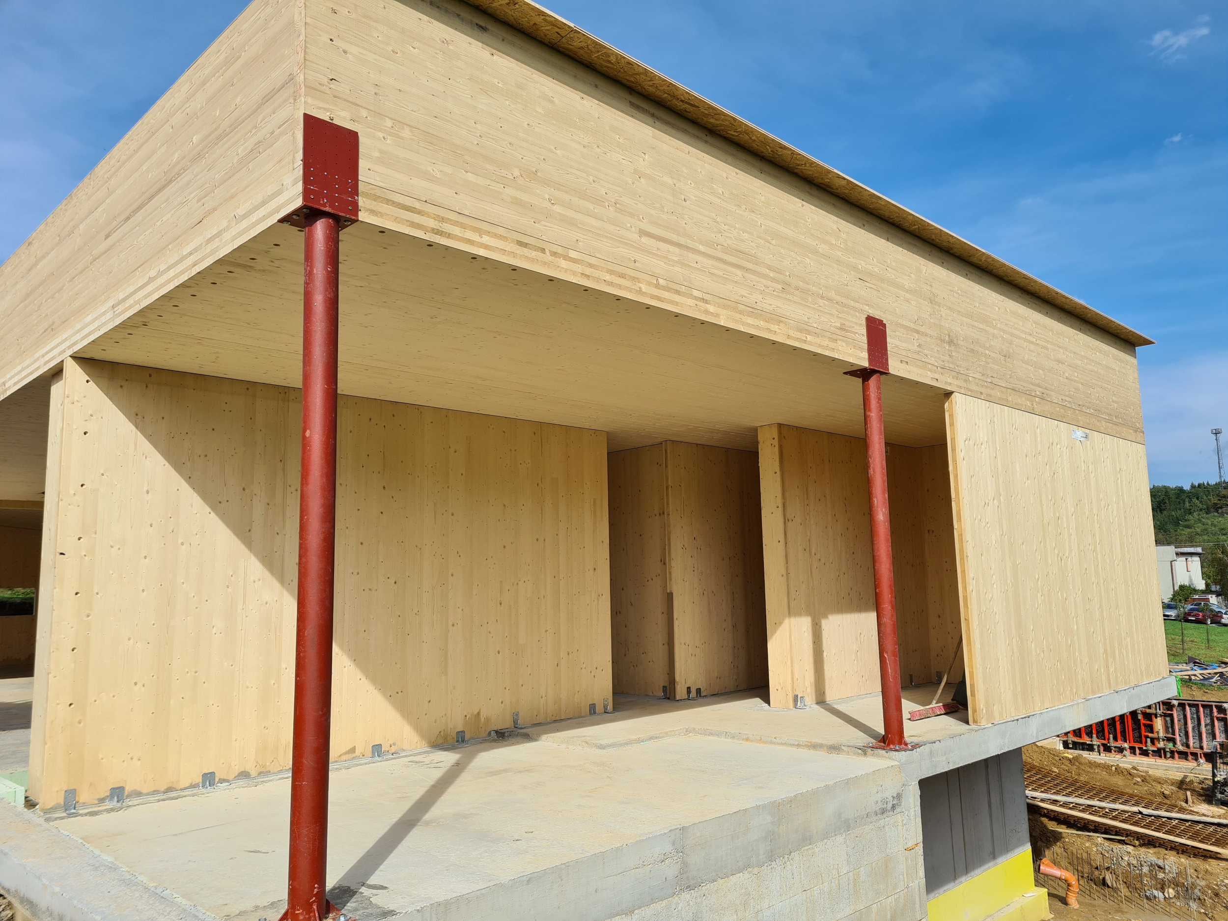 drevena hruba stavba z CLT panelov, montáž stropných panelov