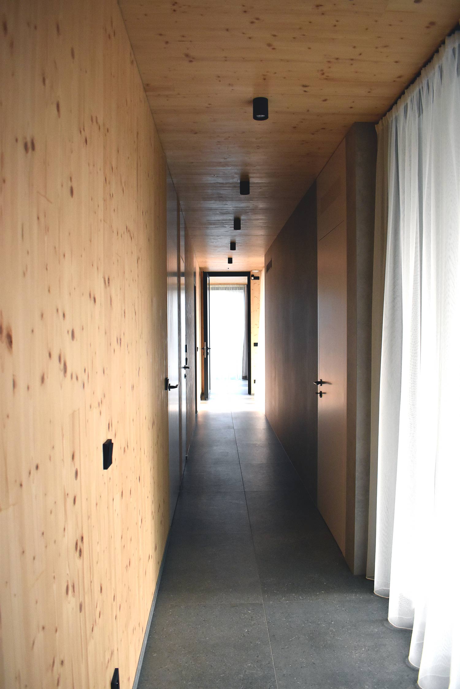 drevena hruba stavba z CLT panelov, montáž stropných panelov